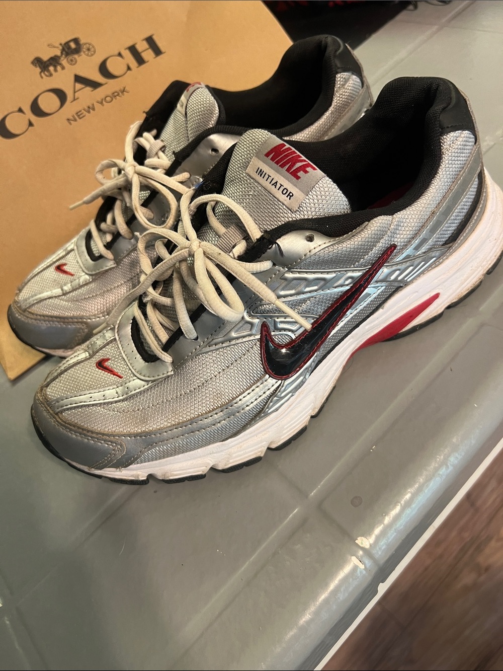 🔥Nike Men’s Initiator Silver and Red Athletic Sneakers
